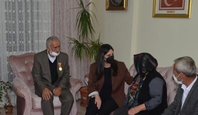AK Parti Genel Başkan Yardımcısı Jülide Sarıeroğlu’ndan şehit kardeşine ziyaret
