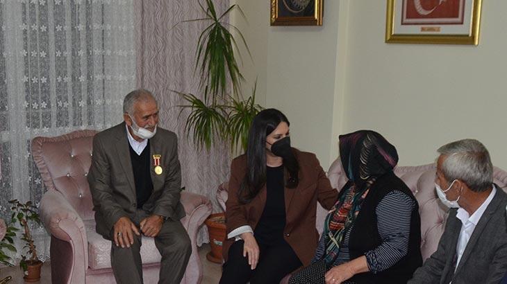 AK Parti Genel Başkan Yardımcısı Jülide Sarıeroğlu’ndan şehit kardeşine ziyaret