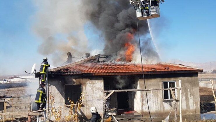 Babasıyla tartıştı; oturdukları evi yakıp kaçtı!