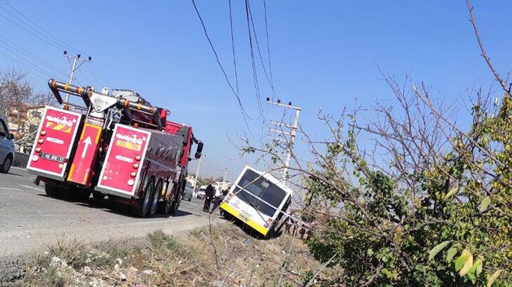 Belediye otobüsü, elektrik direğine çarptı: 17 yaralı