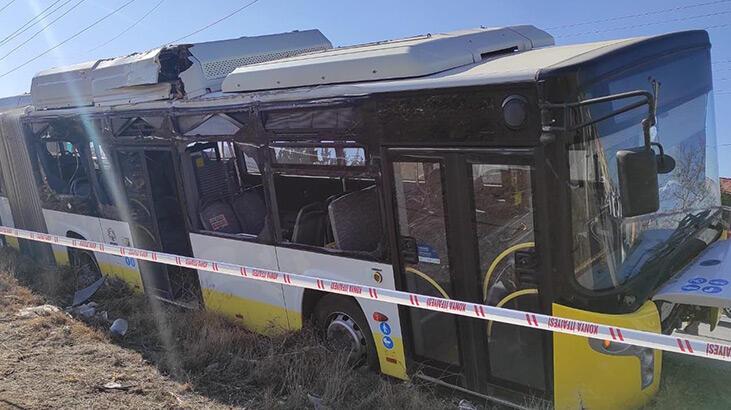 Belediye otobüsü, elektrik direğine çarptı: 17 yaralı