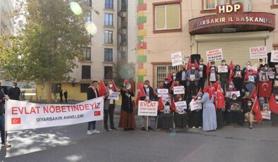 Evlat nöbetinde 800 günü geride bırakan Diyarbakır anneleri PKK’ya tepki yürüyüşü düzenledi