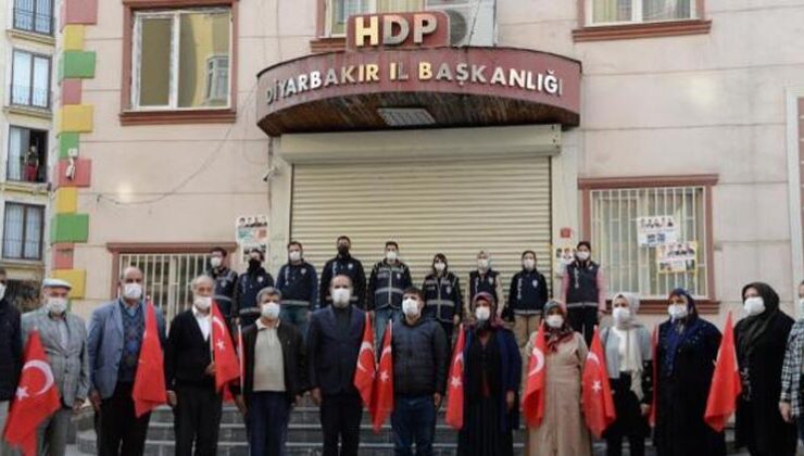 Evlat nöbetindeki aileler, saat 09.05’te Atatürk’ü andı