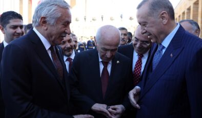 Anıtkabir’de ilginç anlar! Cumhurbaşkanı Erdoğan dahil herkes Bahçeli’nin yüzüğüne takıldı
