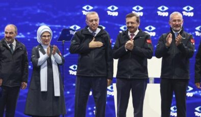 Cumhurbaşkanı Erdoğan’ın binlerce kişi önünde Emine Erdoğan’a yaptığı jest, tüm salona tebessüm ettirdi