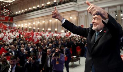 Kongreye damga vurdu! Karamollaoğlu konuşmasına sosyalist şairin şiirini okuyarak başladı