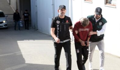 Adana’da uyuşturucu satıcısı yaka paça yakalandı, herkes tişörtündeki yazıya takıldı