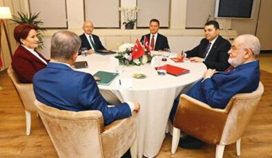 AK Parti’nin HDP’yi ziyaret etmesine Ahmet Davutoğlu’ndan destek geldi: Tavır doğrudur