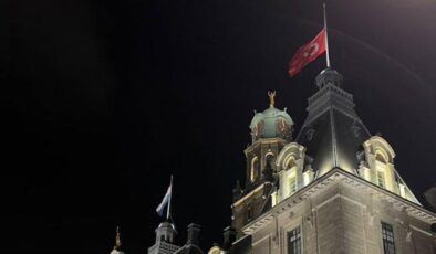 Bir dönem Türkiye ile büyük sorun yaşayan ülkeden anlamlı destek! Belediye binasına Türk bayrağı çekildi