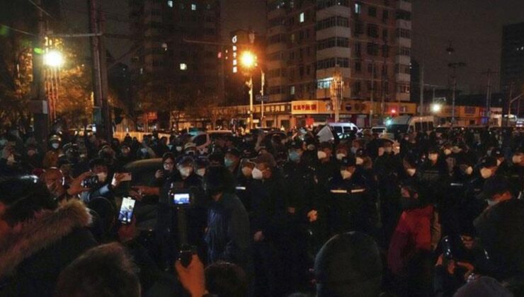 Çin’de Kovid-19 tedbirlerinin yeniden getirilmesinin ardından ülke genelinde protestolar başladı