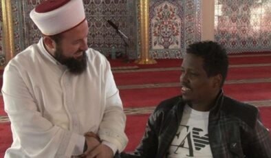 Somalili gencin günde camide 5 vakit namaza gitmek için yaptığı fedakarlık herkesi duygulandırdı