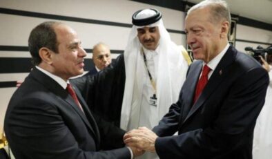 Son Dakika! Mısır Cumhurbaşkanlığı: Erdoğan ve Sisi’nin el sıkışması ikili ilişkileri geliştirmenin başlangıcı olacak