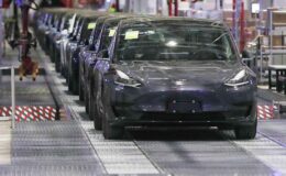 Tesla, arka lamba sorunu nedeniyle 300 binden fazla aracını geri çağırdı