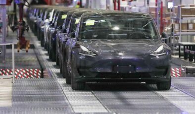 Tesla, arka lamba sorunu nedeniyle 300 binden fazla aracını geri çağırdı
