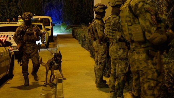 Uçağa binen yolcunun telefonda görüşürken kullandığı bir kelime polis ekiplerini harekete geçirdi