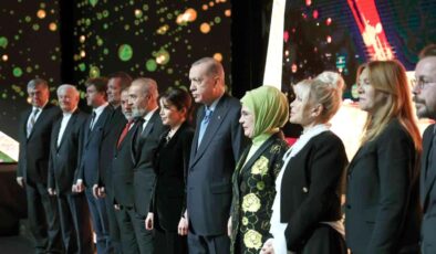 Cumhurbaşkanı Erdoğan, ünlü isimlere Cumhurbaşkanlığı Kültür ve Sanat Büyük Ödülleri’ni takdim etti