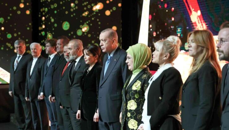 Cumhurbaşkanı Erdoğan, ünlü isimlere Cumhurbaşkanlığı Kültür ve Sanat Büyük Ödülleri’ni takdim etti