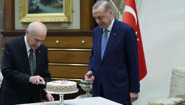 Cumhurbaşkanı Erdoğan’dan Bahçeli’ye doğum günü sürprizi! Kestikleri pastanın üzerindeki motif dikkat çekti