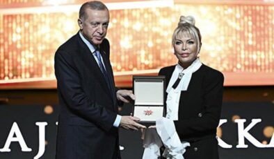 Erdoğan’dan Ajda’ya jest! Şarkılarında geçen sözler üzerinden tebrik edip, ödülünü verdi