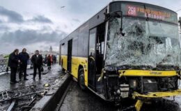İETT otobüsü Galata Köprüsü’nde balık tutanların üzerine uçtu: 3 yaralı