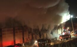 İstanbul’da geri dönüşüm tesisinde yangın! Dumanlar her yeri kapladı, ekipler olay yerinde