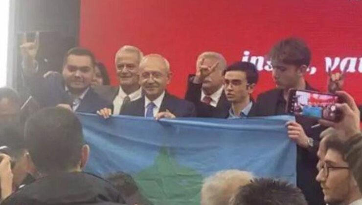 Kılıçdaroğlu, bozkurt yapan gençlerle fotoğraf çekildi! Surat ifadesine dikkat