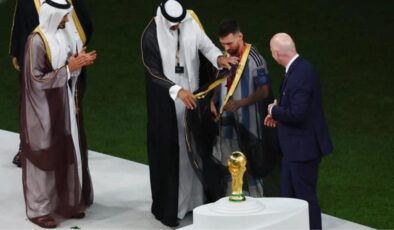 Messi’ye Katar Emiri’nin giydirdiği kıyafetin altından çok derin bir anlam çıktı