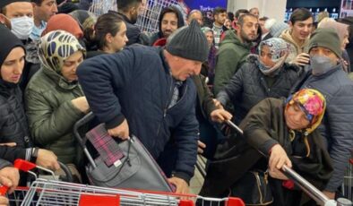 İstanbul’da market açılışında izdiham! İndirimden yararlanmak için birbirleriyle yarıştılar