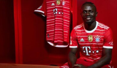 Bayern Münih’in yıldızı Mane, uçaktaki pozuyla Müslüman hayranlarını mest etti