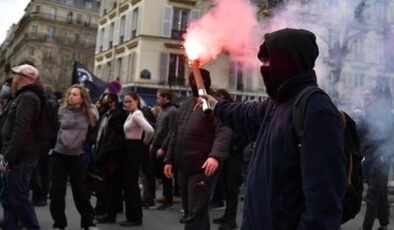 Fransa’da göstericiler Paris Havalimanı’nın girişini kapattı