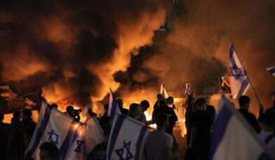 Halkın sokağa indiği İsrail’de Başbakan Netanyahu’dan geri adım! Tartışmalı yargı düzenlemesi ertelendi