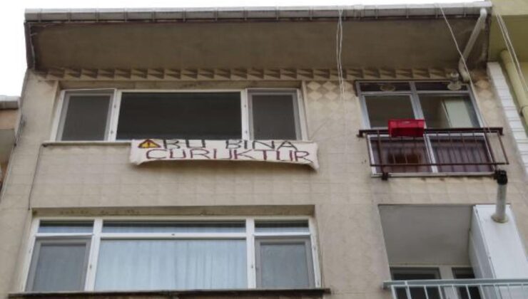 Kiracı olduğu evin balkonuna “Bu bina çürüktür” pankartı asıp daireyi boşalttı