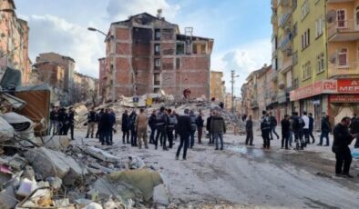 Malatya’da ağır hasarlı 6 katlı bina kendiliğinden çöktü! Ekipler arama kurtarma çalışması başlattı