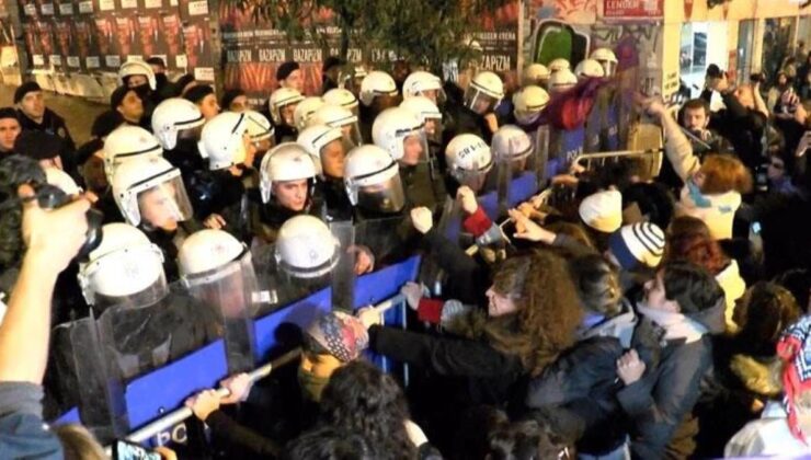 Taksim’e yürümek isteyen kadınlara polis biber gazı ile müdahale etti