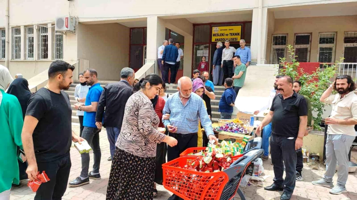 Adıyaman’da muhtar seçmenlere tatlı ikram etti