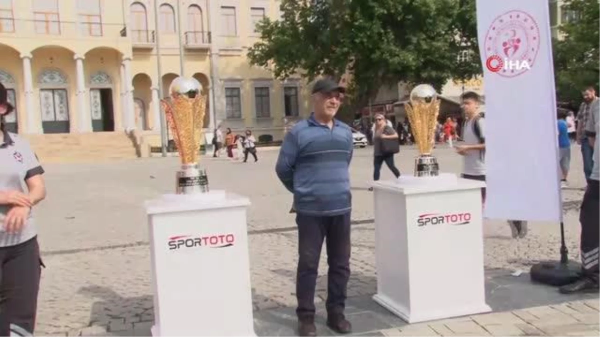 Bakan Kasapoğlu, şampiyonluk kupalarının standına katıldı