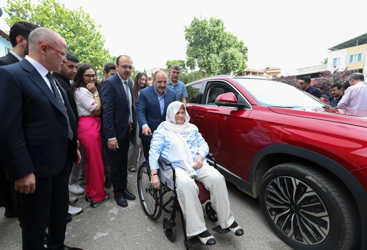 Bakan Varank, Hatice Teyzemizi Türkiye’nin arabası ile oy kullanmaya getirdi