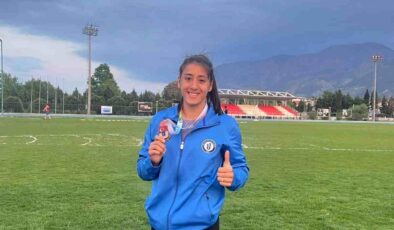 BARÜ öğrencisi Mizgin Ay Ünilig Atletizm Türkiye Şampiyonasında bronz madalya kazandı