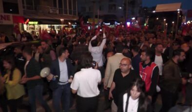 CHP İzmir Vilayet Başkanlığı ‘İktidara Yürüyoruz’ sloganıyla fener alayı düzenledi