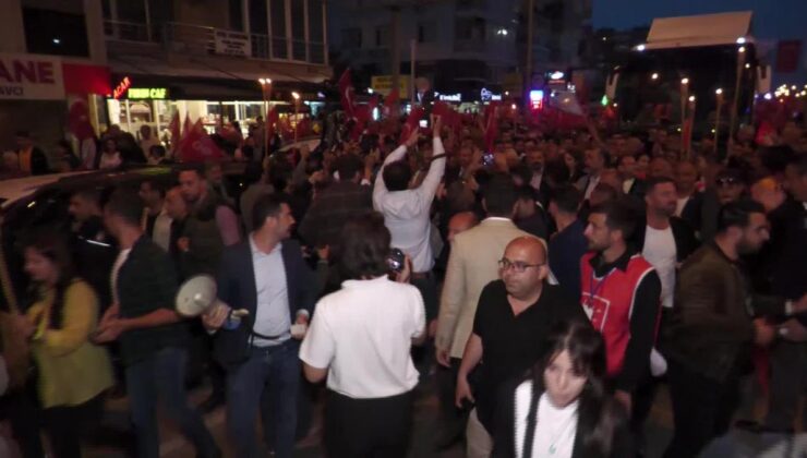 CHP İzmir Vilayet Başkanlığı ‘İktidara Yürüyoruz’ sloganıyla fener alayı düzenledi