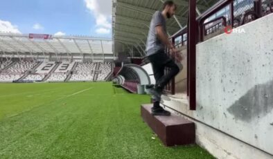 Elazığspor Taraftarı Yeni Stadyuma Şükür Secdesiyle Girdi