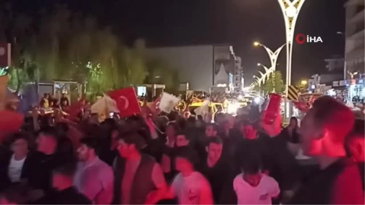 Erciş’te Vatandaşlar Cumhurbaşkanı Erdoğan’ın Seçim Zaferini Kutladı