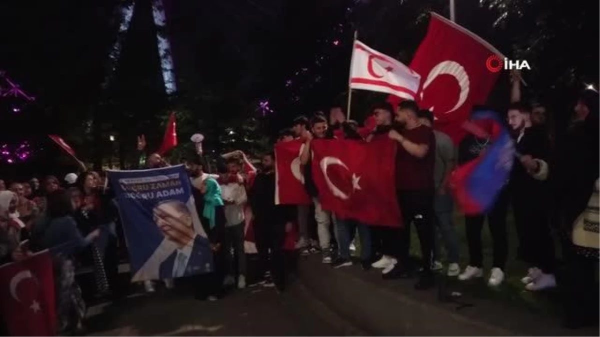 Londra’da Gurbetçi Vatandaşlar Cumhurbaşkanı Erdoğan’ın Zaferini Kutladı