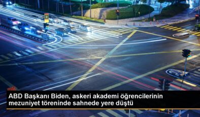 ABD Lideri Joe Biden Mezuniyet Merasiminde Yere Düştü