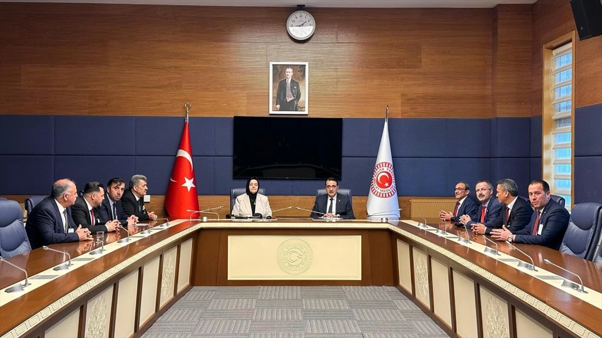 AK Parti Eskişehir Milletvekilleri Esnaf ve Sanatkarlar Odası Lideri ve İdare Konseyi Üyelerini TBMM’de Ağırladı