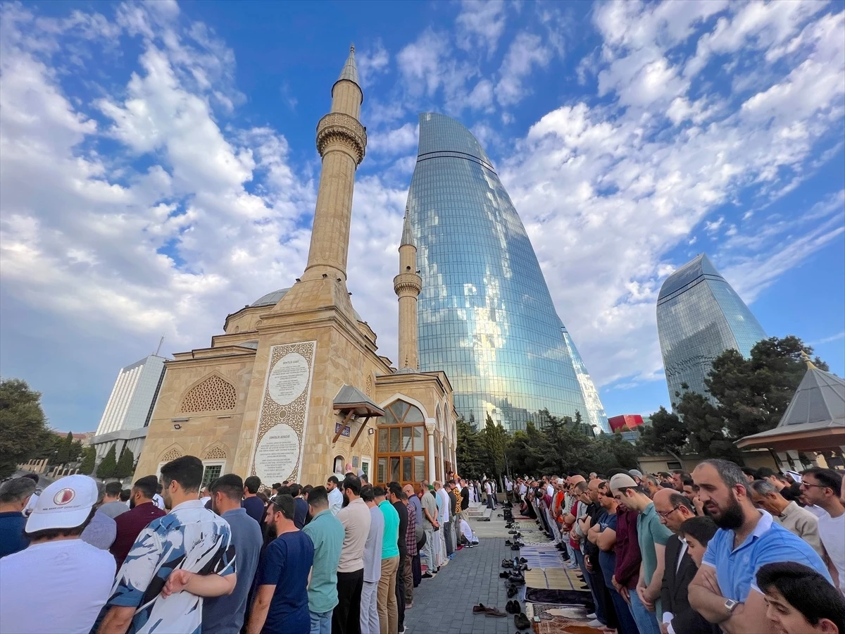 Azerbaycan’da binlerce Müslüman bayram namazı için mescitlere akın etti