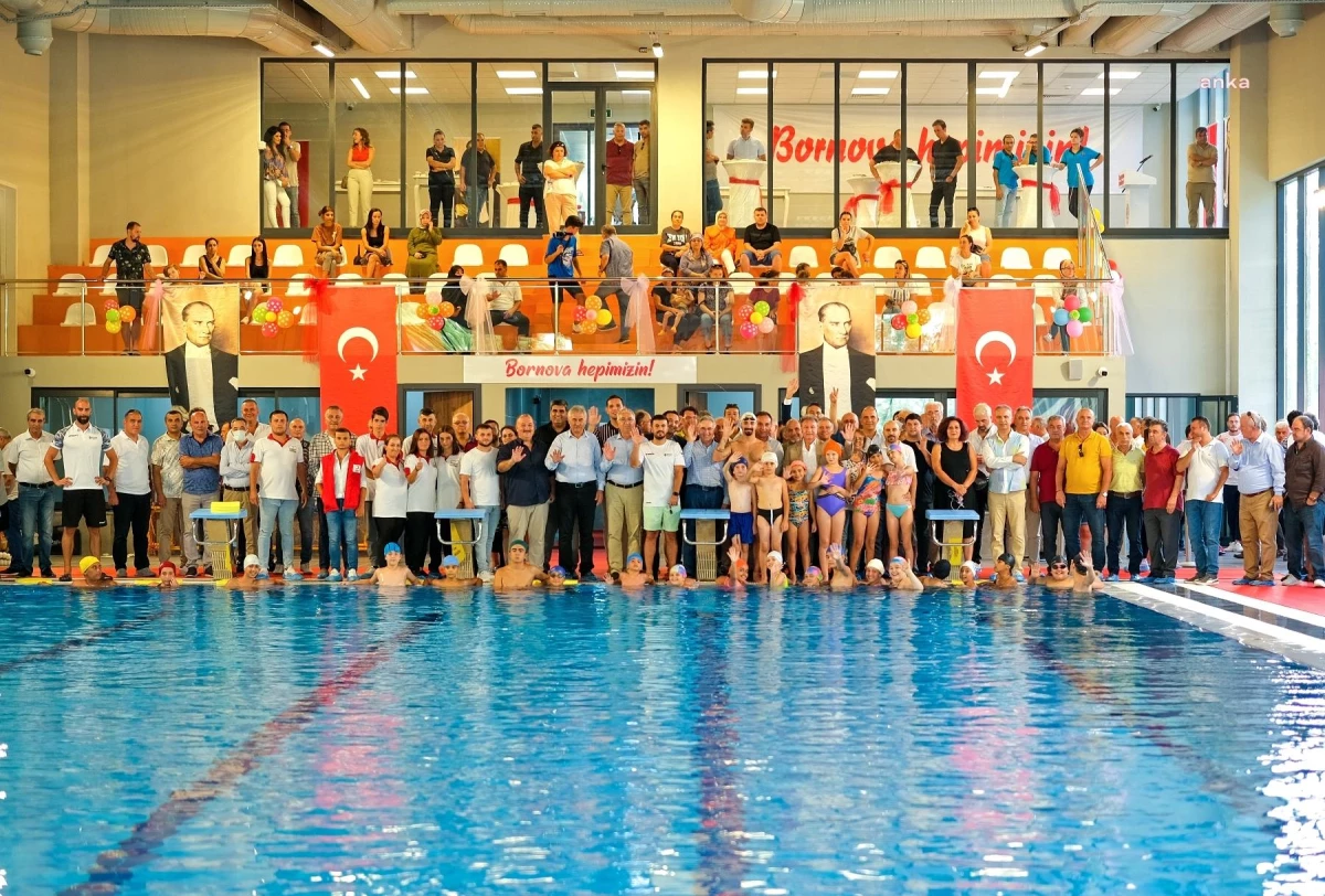 Bornova Belediyesi Çamdibi Yarı Olimpik Yüzme Havuzu’nda Çocuklar Yüzme Öğreniyor