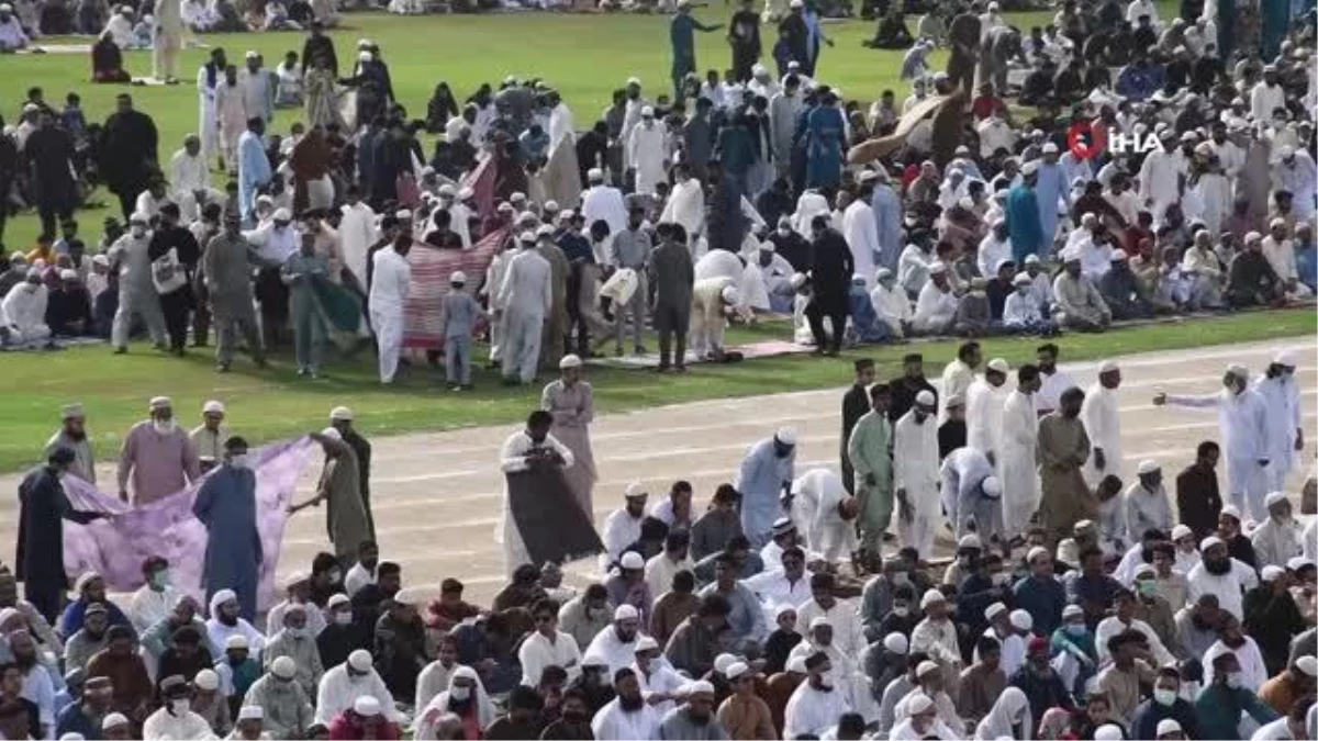 Pakistan’da Kurban Bayramı namazı kılındı