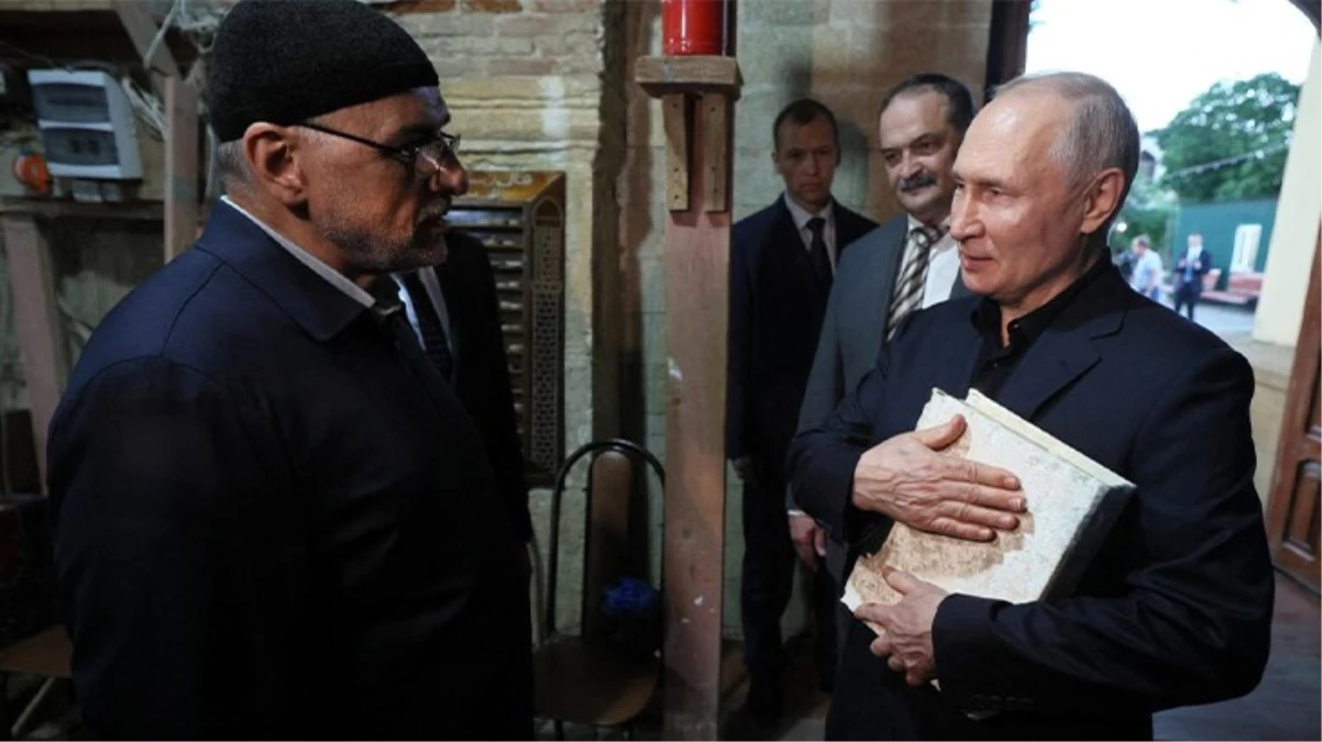 Putin’den cami ziyareti! İkram edilen Kur’an-ı Kerim’i alıp İsveç’teki skandala gönderme yaptı