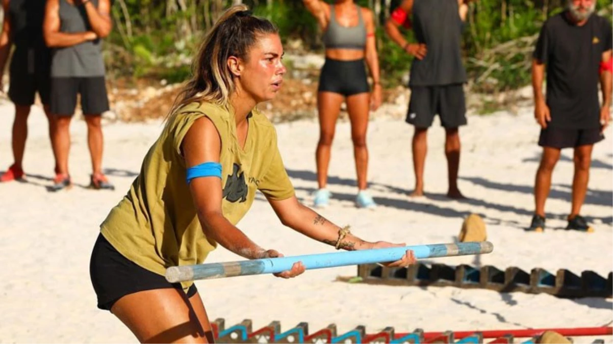 Survivor yarışmacısı Asena Demirbağ, leopar desenli mayosuyla dikkat çekti